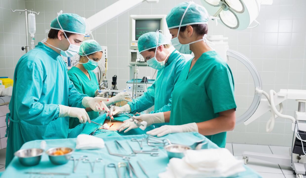 Kirurgët kryejnë një operacion për të zmadhuar penisin e një mashkulli